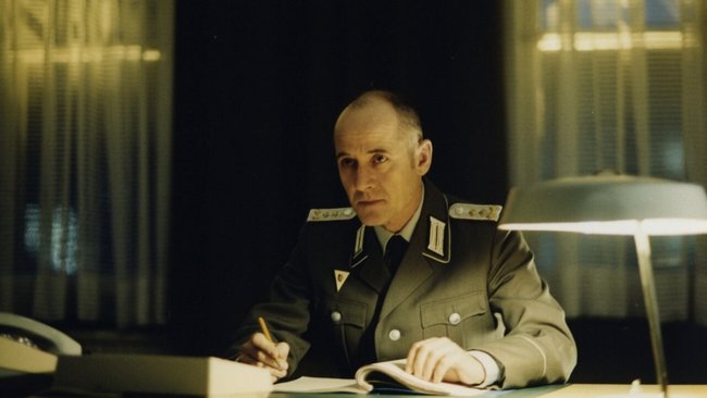 Stasi Hauptmann Gerd Wiesler bei seiner täglichen Arbeit.