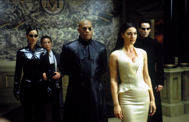 Auch Persephone (Monica Belucci) trägt in der Matrix keine Sonnenbrille.
