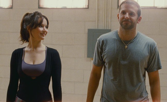 Pat (Bradley Cooper) und Tiffany (Jennifer Lawrence) kommen sich näher.
