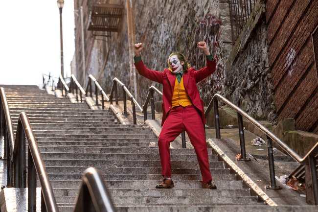 Joaquin Phoenix als Joker auf der berühmten Treppe.