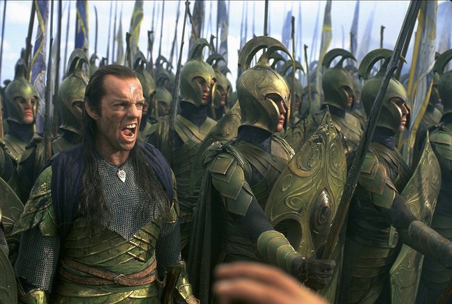 Elrond (Hugo Weaving) als Elrond in „Der Herr der Ringe: Die Gefährten“.