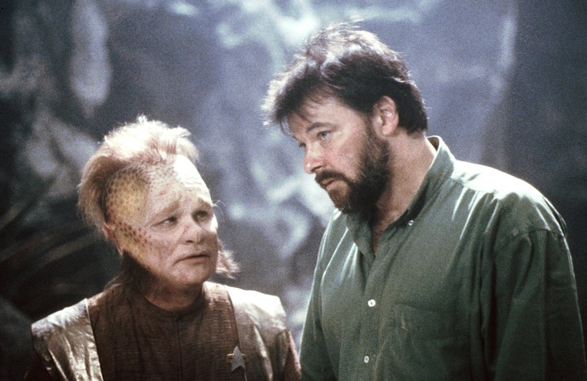 STAR TREK: VOYAGER, from left: Ethan Phillips, director Jonathan Frakes on-set, Season 2, 1995-2001. Paramount Television / Courtesy: Everett Collection Paramount Television/Courtesy Everett Collection ACHTUNG AUFNAHMEDATUM GESCHÄTZT PUBLICATIONxINxGERxSUIxAUTxONLY Copyright: xParamountxTelevision/CourtesyxEverettxCollectionx TSDSTTR EC261
