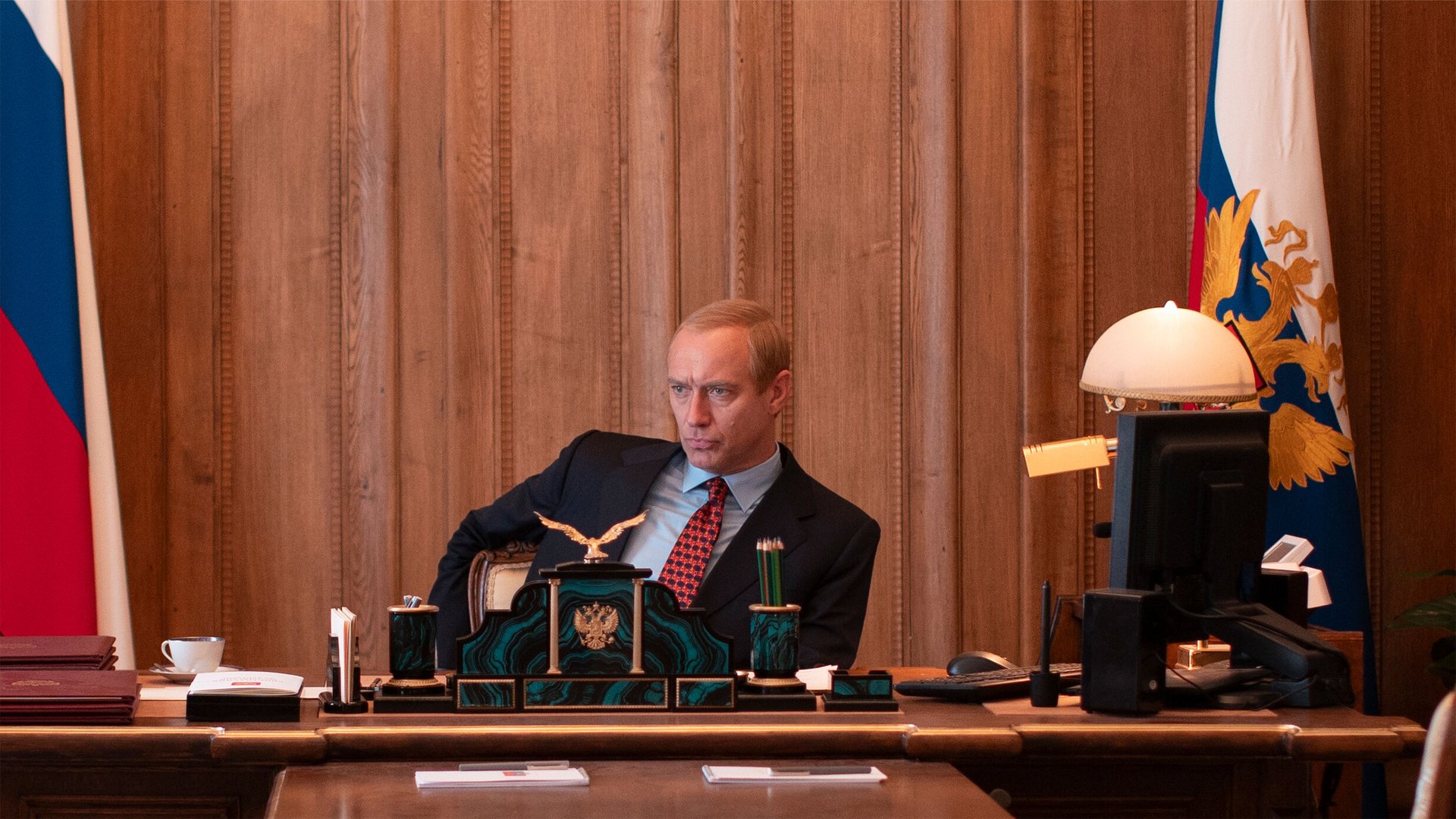 Kaum-wiederzuerkennen-Jude-Law-spielt-Putin-im-ersten-Trailer-zu-Der-Magier-im-Kreml-