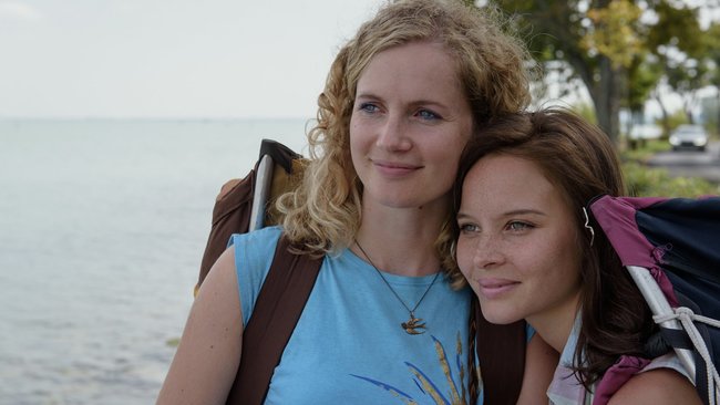 Catrin (Cornelia Gröschel) und Maja (Sonja Gerhardt) begeben sich auf die Reise.