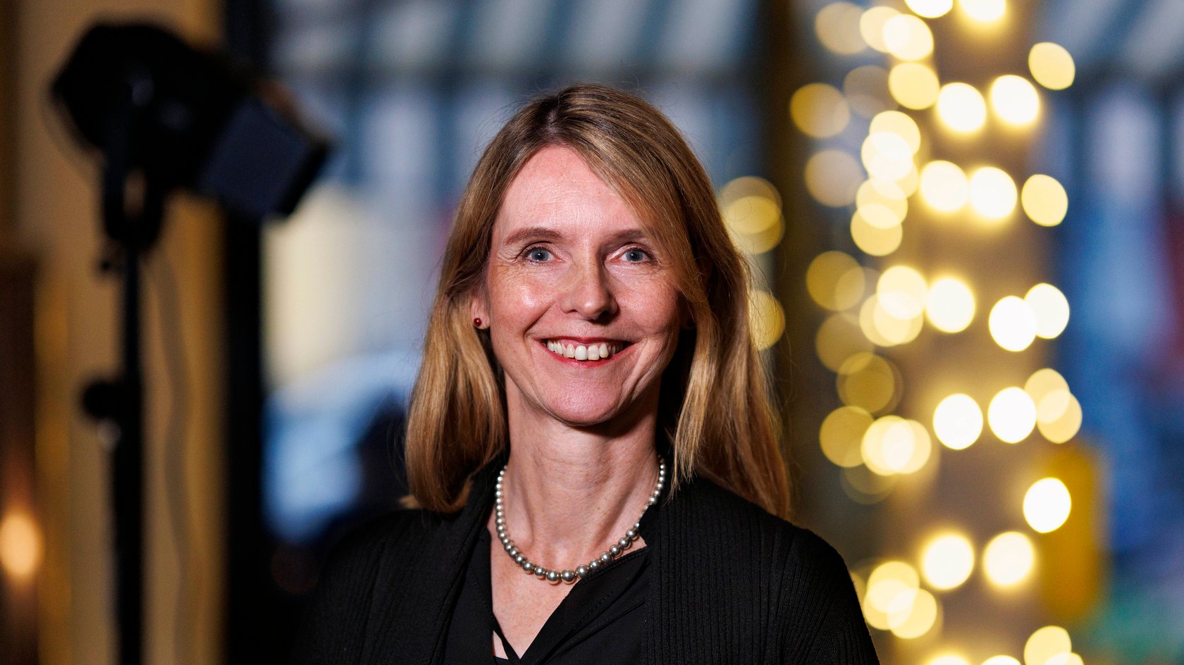 Eva Almstädt bei einer Lesung zur Crime Cologne 2022 im Cafe Central in Köln.