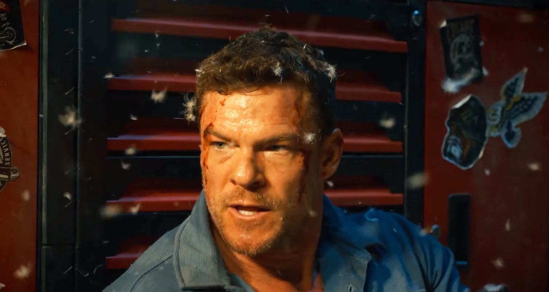 „Das sieht atemberaubend aus“: „Reacher“-Star Alan Ritchson & Owen Wilson sorgen für Action im deutschen Trailer zu „Runner“