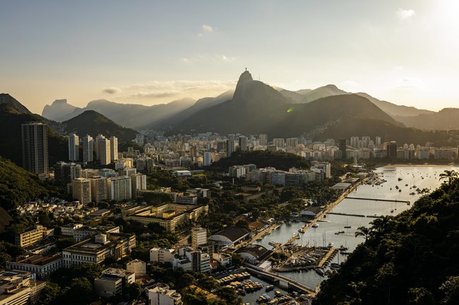 Die Christusstatue Cristo Redentor auf dem Berg Corcovado und der Blick auf Rio de Janeiro.