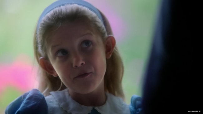 Millie Bobby Brown als junge Alice in „Once Upon A Time In Wonderland“.