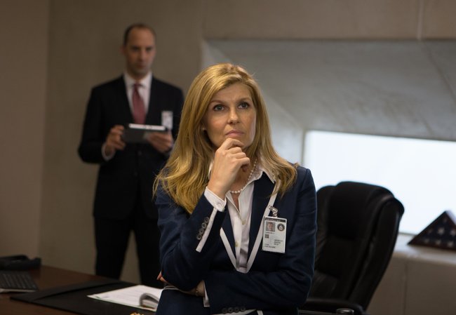 Als Projektleiterin hat Victoria Lasseter (Connie Britton) viel zu tun.