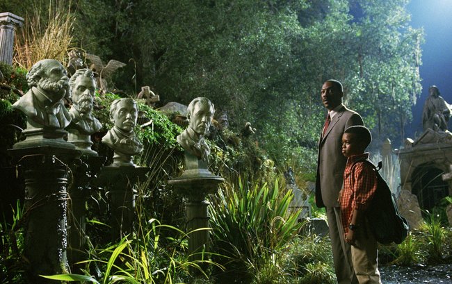 Jim Evers (Eddie Murphy) mit seinem Sohn im Garten der Geistervilla.