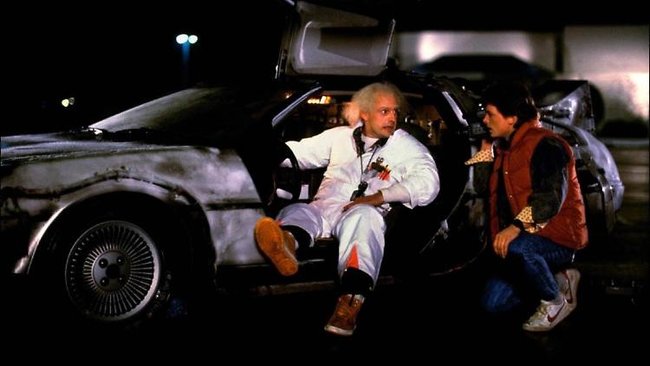 Marty McFly und Doc Brown beraten den Zeitsprung.