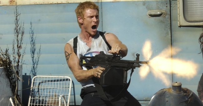 Dude (Zack Ward) greift zur Waffe.