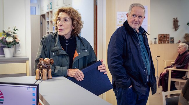 ARD Degeto TATORT: DER ELEKTRIKER, am Sonntag (14.12.25) um 20:15 Uhr und um 00:15 Uhr im ERSTEN
(v.li.): Bibi Fellner (Adele Neuhauser) und Moritz Eisner (Harald Krassnitzer)
© ORF/Dean Michael Buscher, honorarfrei - Verwendung gemäß der AGB im engen inhaltlichen, redaktionellen Zusammenhang mit genannter Degeto-Sendung und bei Nennung "Bild: ORF/Dean Michael Buscher" (S2+). ARD Degeto/Programmplanung und Presse, Tel: 069/1509-335, degeto-presse@degeto.de ARD Degeto TATORT: DER ELEKTRIKER, am Sonntag (14.12.25) um 20:15 Uhr und um 00:15 Uhr im ERSTEN
(v.li.): Bibi Fellner (Adele Neuhauser) und Moritz Eisner (Harald Krassnitzer)
© ORF/Dean Michael Buscher, honorarfrei - Verwendung gemäß der AGB im engen inhaltlichen, redaktionellen Zusammenhang mit genannter Degeto-Sendung und bei Nennung "Bild: ORF/Dean Michael Buscher" (S2+). ARD Degeto/Programmplanung und Presse, Tel: 069/1509-335, degeto-presse@degeto.de