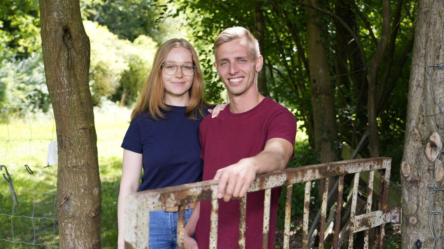 Christopher und Pauline auf dem Weg zum TinyHouse, in dem die 25-Järhige während der Hofwoche leben wird. 
