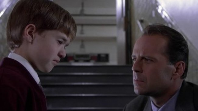Cole (Haley Joel Osment) erhofft sich von Malcolm (Bruce Willis) Hilfe.