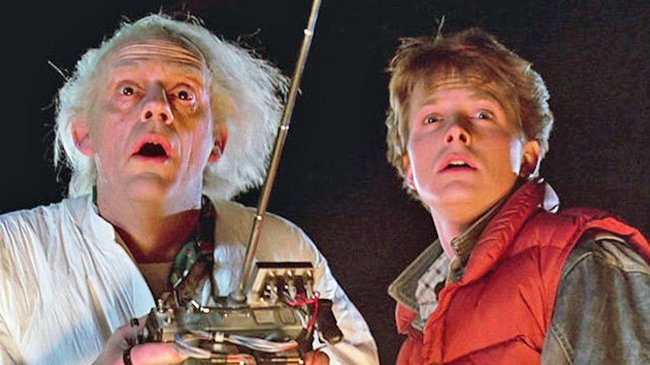 Marty McFly (Michael J. Fox) und Doktor Emmett Brown (Christopher Lloyd) reisen durch die Zeit.