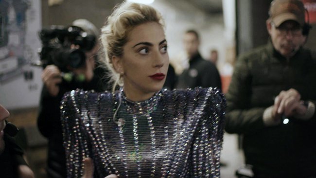 Lady Gaga nimmt uns Backstage in „Gaga: Five Foot Two“.