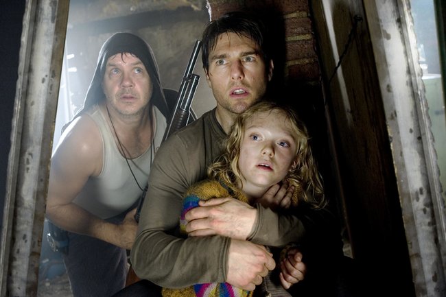 Ray (Tom Cruise) sucht mit seiner Tochter Rachel (Dakota Fanning) und Ogilvy (Tim Robbins) Schutz vor den Aliens.