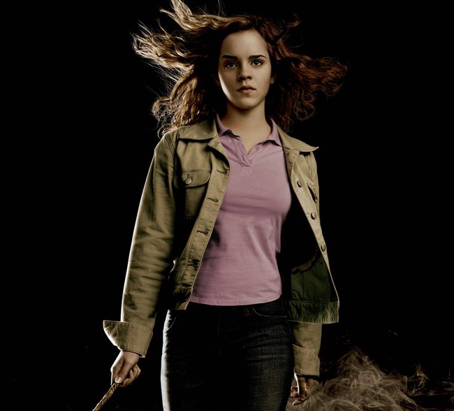 In „Harry Potter und der Feuerkelch“ zeigt Hermine, wie sie eine ähnliche Hemdjacke trägt. In „Harry Potter und der Feuerkelch“ zeigt Hermine, wie sie eine ähnliche Hemdjacke trägt.