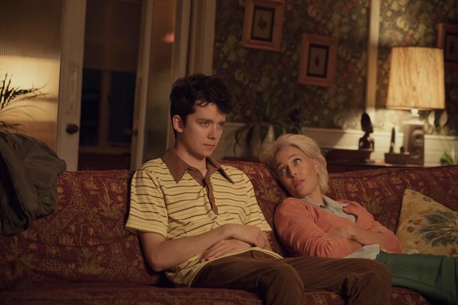 Asa Butterfield und Gillian Anderson in der dritten Staffel „Sex Education“.