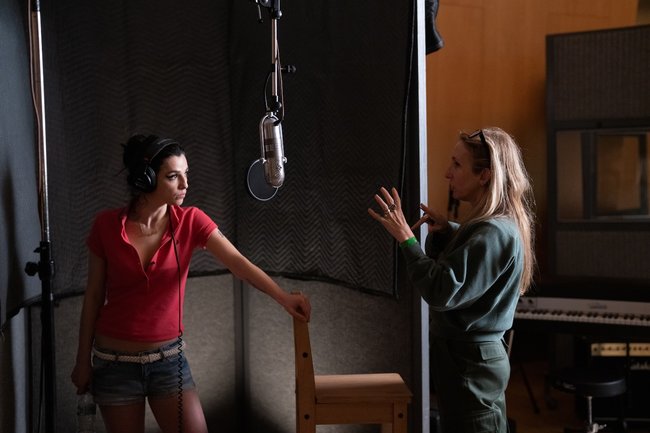 Darstellerin Marisa Abela (Amy Winehouse) und Regisseurin Sam Taylor-Johnson am Set.