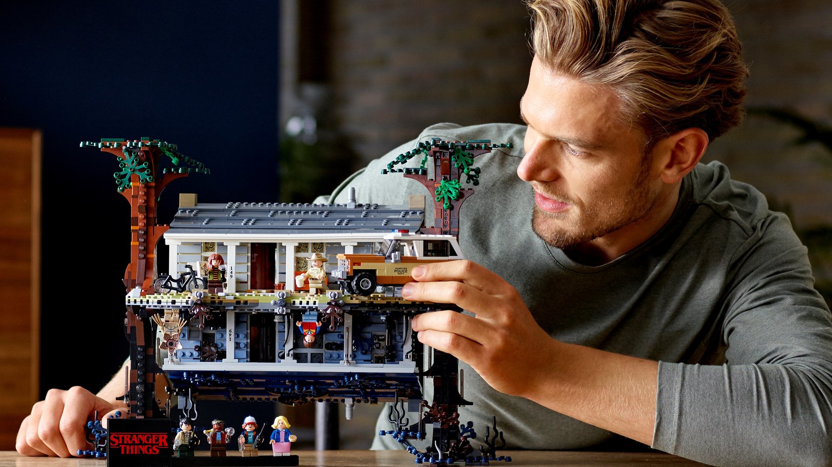Das LEGO-Set „Stranger Things – Die andere Seite“ in Aktion.