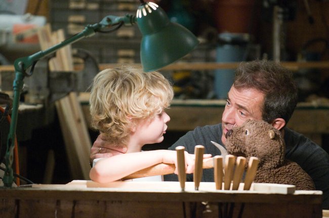 Walter (Mel Gibson) kann nur noch über die Biberpuppe mit seiner Familie kommunizieren.
