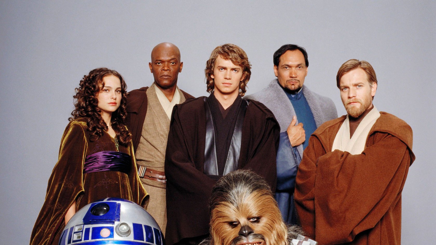  STAR WARS: EPISODE III-REVENGE OF THE SITH, top, from left: Natalie Portman, Samuel L. Jackson, Hayden Christensen, Jimmy Smits, Ewan McGregor, bottom: R2D2, Peter Mayhew, 2005. Ph: Keith Hamshere/TM and copyright Twentieth Century-Fox Film Corporation. All rights reserved/Courtesy Everett Collection 20thCentFox/Courtesy Everett Collection ACHTUNG AUFNAHMEDATUM GESCHÄTZT PUBLICATIONxINxGERxSUIxAUTxONLY Copyright: x20thCentFox/CourtesyxEverettxCollectionx MCDSTWA FE064