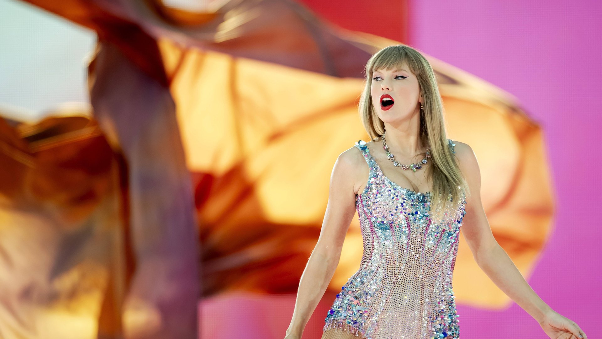 Trotz-Kritik-am-neuen-Taylor-Swift-Film-Popstar-gewinnt-Kino-Duell-gegen-Action-Star-Dwayne-Johnson