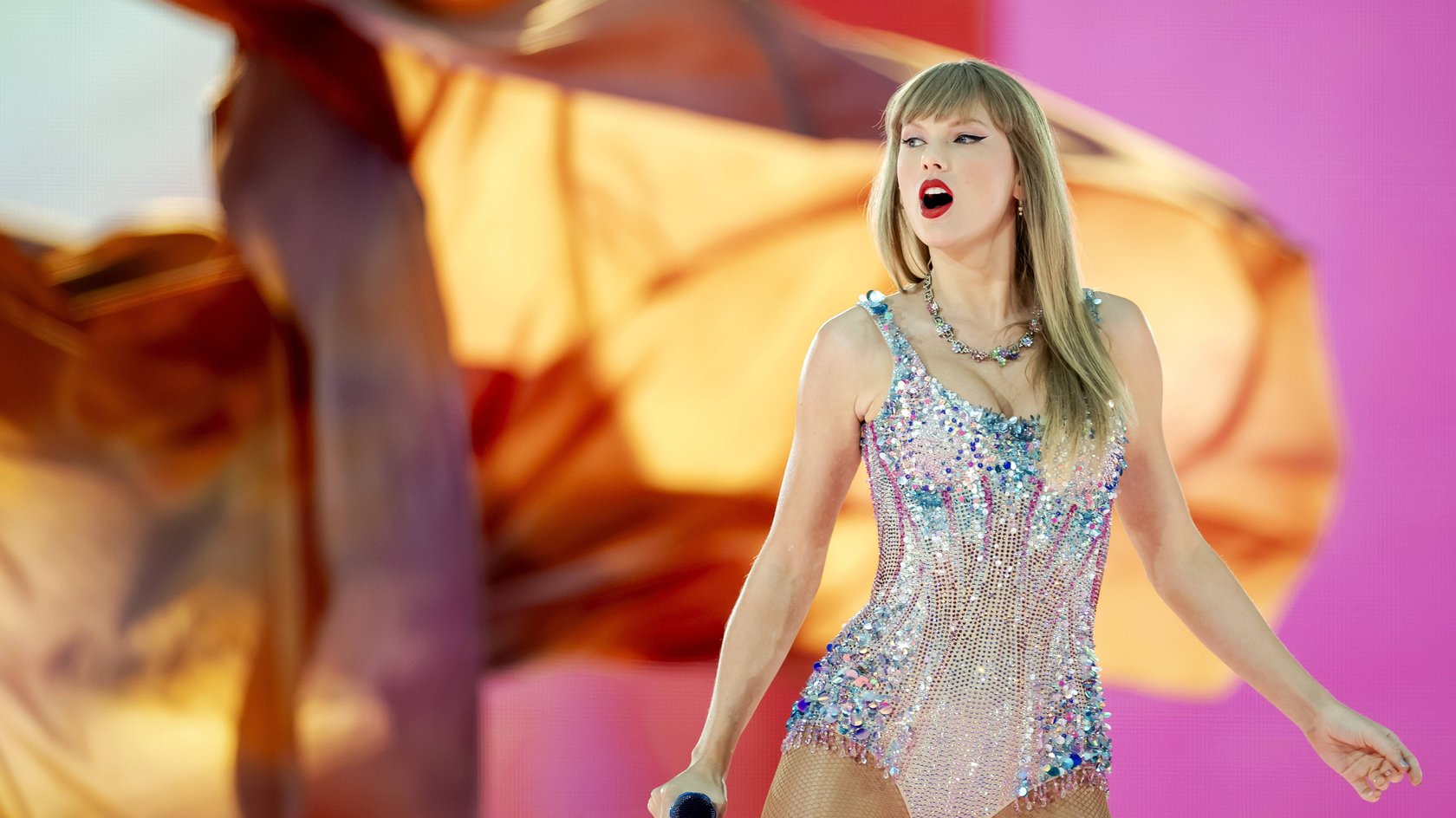 AMSTERDAM - Taylor Swift during her performance for around 55,000 people in the Johan Cruijff ArenA. The singer performed again in the Netherlands after just over nine years. ANP ROBIN VAN LONKHUIJSEN **OPMERKING VAN DE REDACTIE: Geen verkoop voor tijdschriftcovers en boekcovers** netherlands out - belgium out PUBLICATIONxINxGERxSUIxAUTxONLY Copyright: xx x502758320x originalFilename: 502758320.jpg