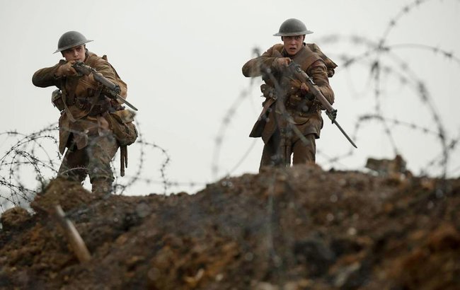 Die Soldaten nähern sich einem Schützengraben.