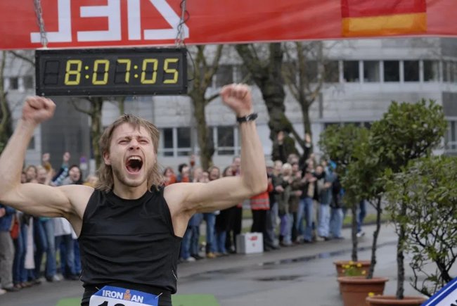 Andreas (Max Riemelt) wird zum erfolgreichen Triathlet.