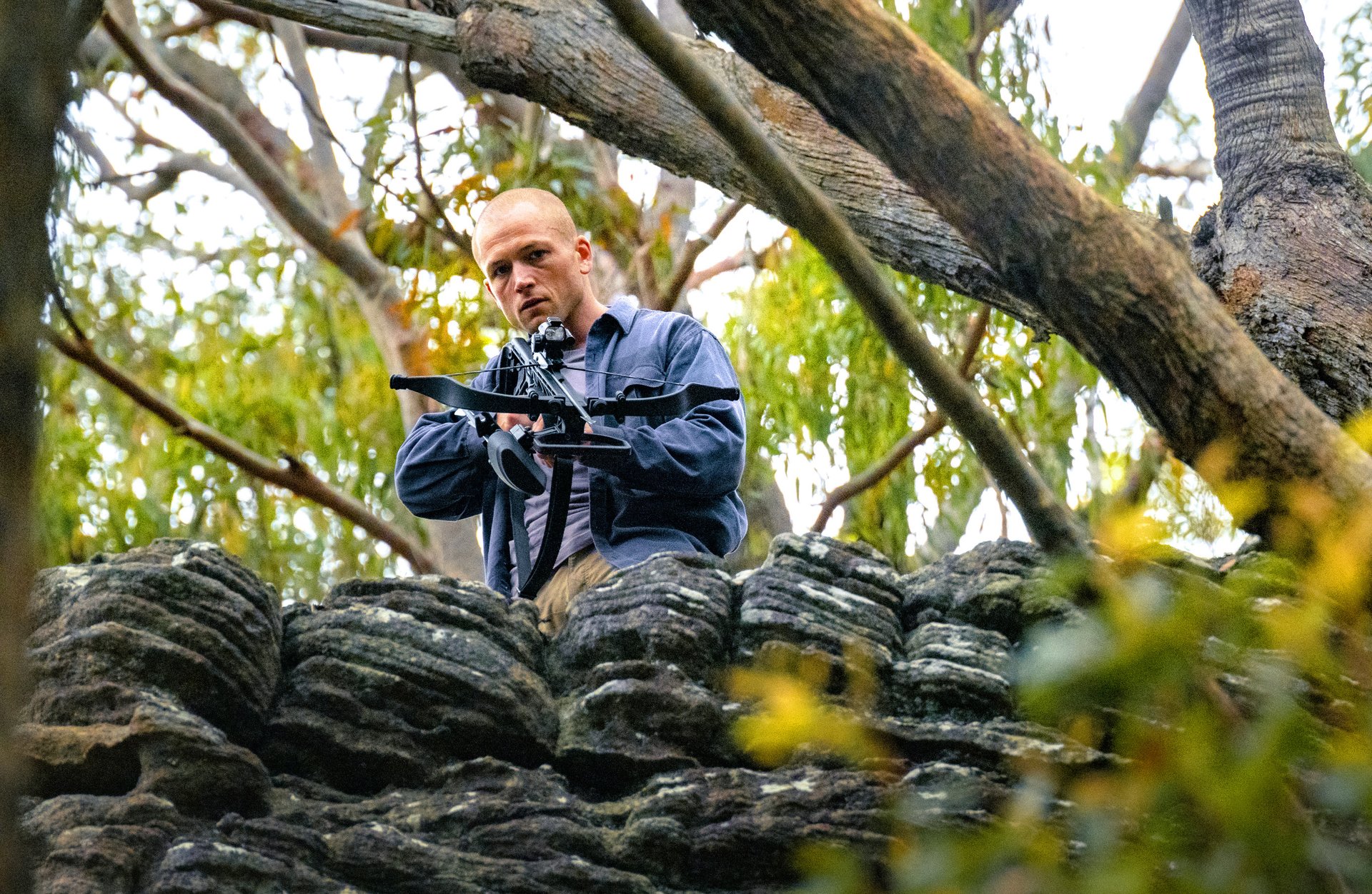 „Das realistische ‚Predator‘“: Erster Trailer zur erbarmungslosen Netflix-Action-Jagd zwischen Charlize Theron & Taron Egerton