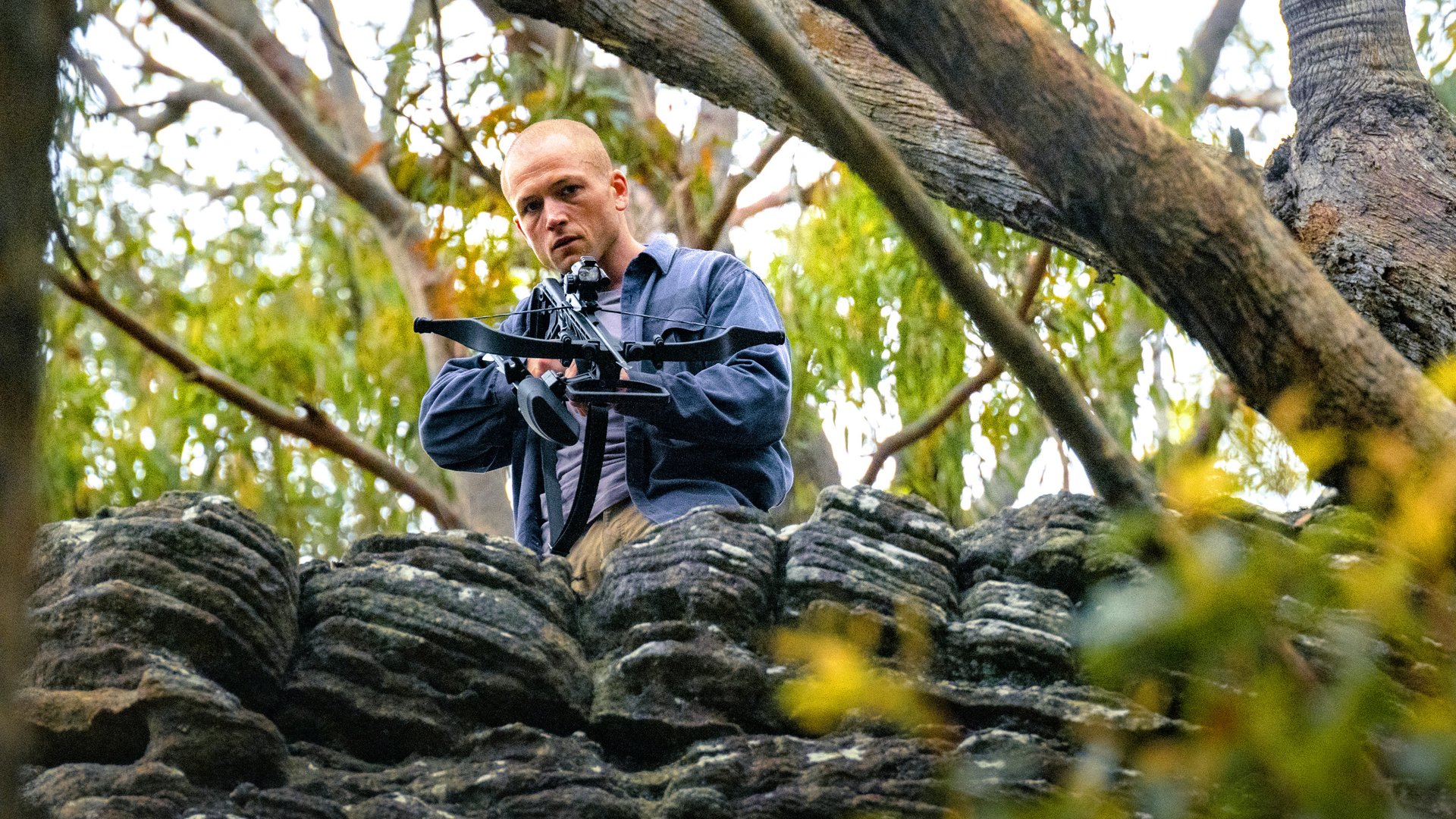 -Das-realistische-Predator-Erster-Netflix-Trailer-zur-erbarmungslosen-Action-Jagd-zwischen-Charlize-Theron-Taron-Egerton