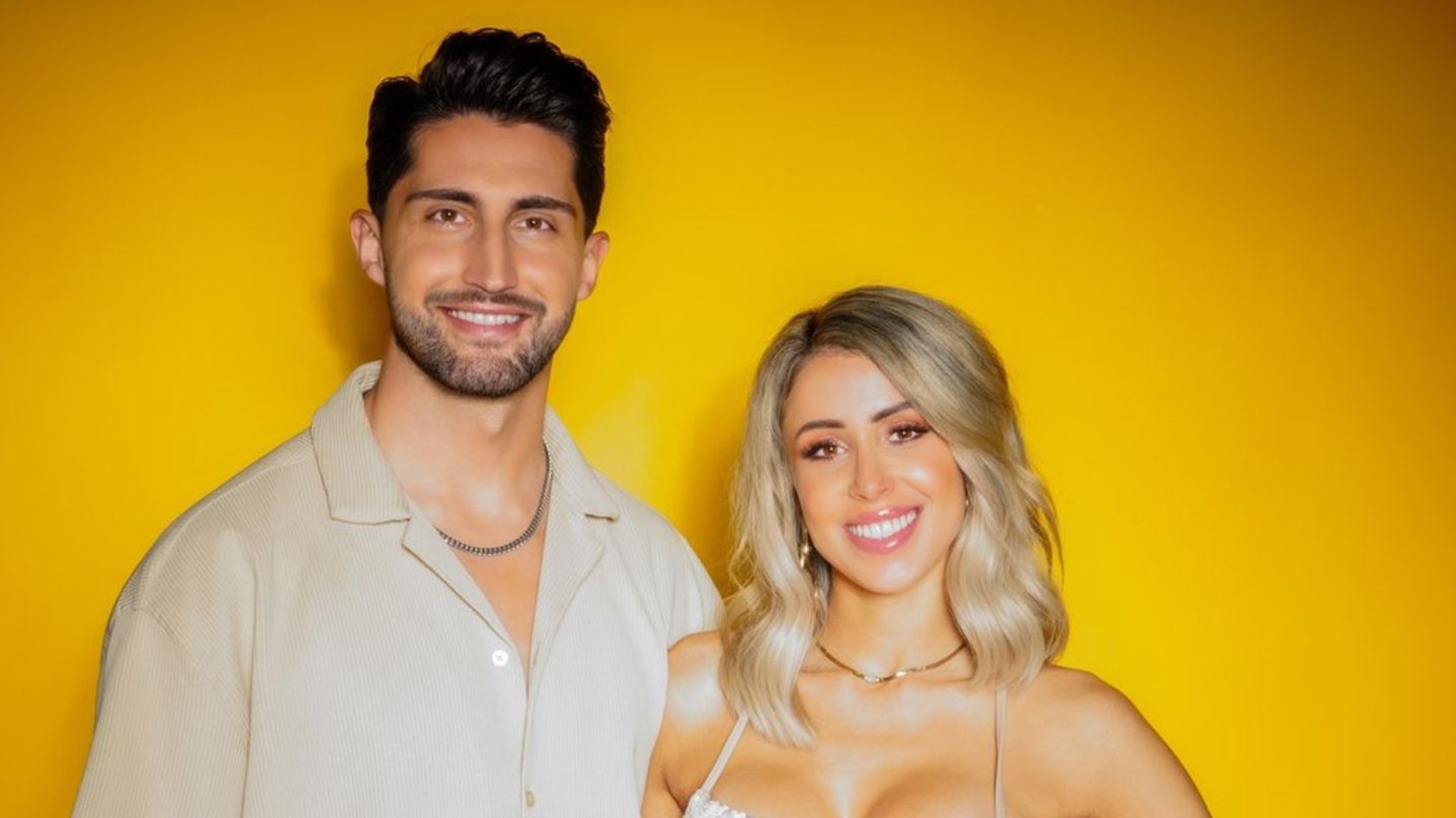 Lorik Bunjaku und Denise Hersing entern als Nachrücker*innen das Sommerhaus.