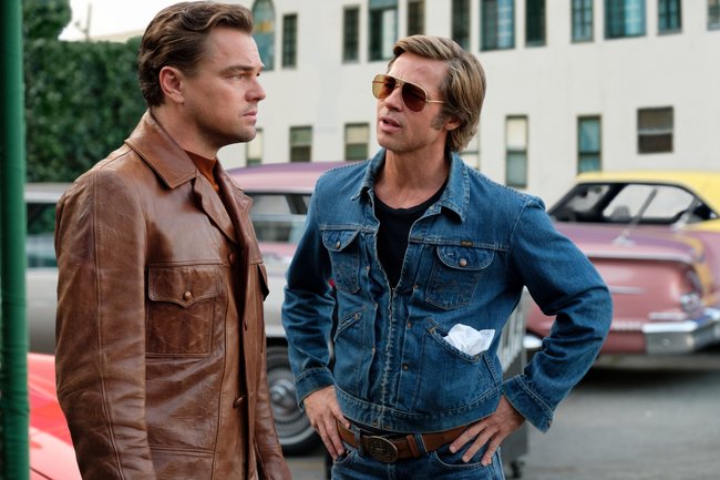 Schauspieler Rick Dalton (Leonardo DiCaprio) mit seinem Stuntdouble Cliff Booth (Brad Pitt).