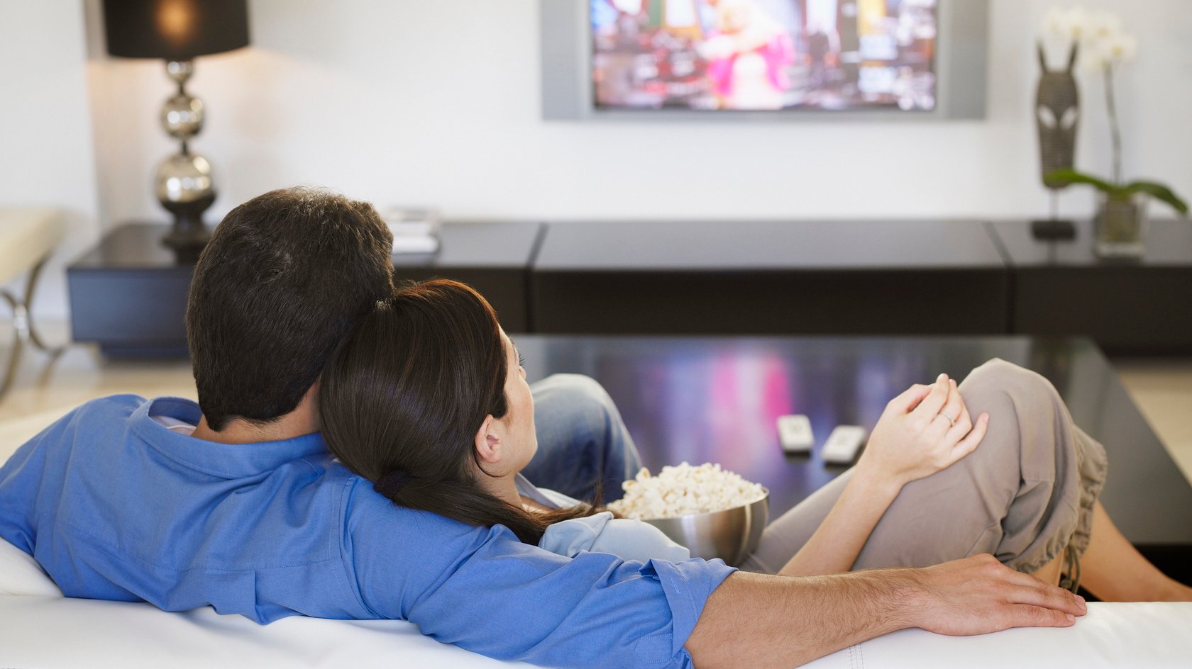 Mit Pluto TV könnt ihr einen schönen Filmabend genießen.
