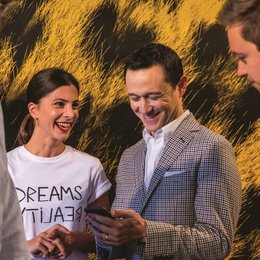 72. Locarno Film Festival (2019) - US-Star Joseph Gordon-Levitt ist das Zugpferd von »7500«, hier zu sehen mit Patrick Vollrath und Darstellerkollegin Aylin Tezel Poster