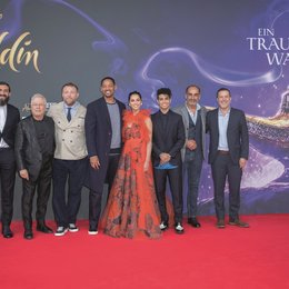Premiere von Walt Disney's Aladdin - Numan Acar, Alan Menken, Guy Ritchie, Will Smith, Naomi Scott, Mena Massoud, Navid Negahban und Roger Crotti Poster