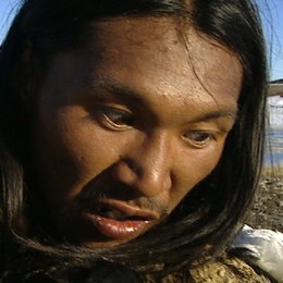 Atanarjuat - Die Legende vom schnellen Läufer / Peter Henry Arntsiaq "Oki" greift das Zelt der Brüder Natar Ungalaaq "Atanarjuat" und Pakak Innuksuk "Aamajuaq" an Poster