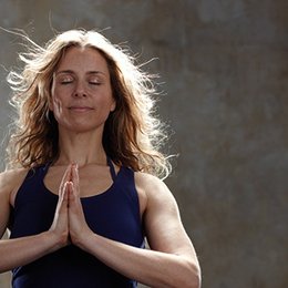 Brigitte Fitness - Power Yoga: Neue Energie für Körper und Seele Poster
