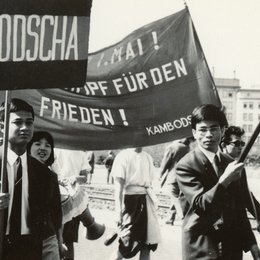 Bonne Nuit Papa / Ottara Kem am 01. Mai 1966 in Leipzig bei einer der sozialistischen Massendemonstrationen zum "Tag der Arbeit" Poster