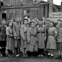 Frühjahr 45 (WDR / ARTE G.E.I.E.) / Befreite Zwangsarbeiterinnen im Frühjahr 1945 Poster