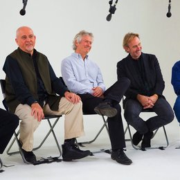 Genesis - Die Geschichte einer Band / Steve Hackett, Peter Gabriel, Tony Banks, Mike Rutherford und Phil Collins (v.l.) Poster