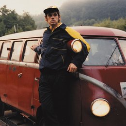 Heinrich der Säger / Alexander Beyer "Heiko" auf Fahrt mit dem umgebauten Schienenbus - dem subversiven Fahrzeug des Säger-Trios Poster