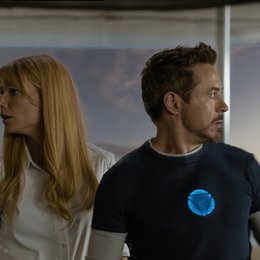 Iron Man 3 / Gwyneth Paltrow / Robert Downey Jr. Poster