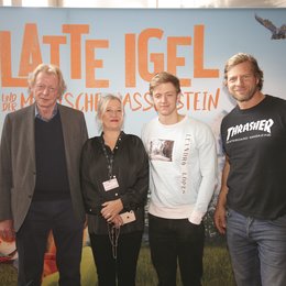 Die Produzenten Thomas G. Müller und Lilian Klages mit den Stimmen Timur Bartels und Henning Baum bei der Weltpremiere von «Latte Igel und der magische Wasserstein« beim Internationalen Filmfestival Schlingel Poster