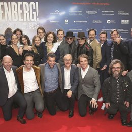 Weltpremiere von »Lindenberg! Mach Dein Ding«. Auf dem roten Teppich versammelte sich das gesamte Filmteam um Verleih, Produzenten und Schauspieler. Und natürlich Udo Lindenberg (hintere Reihe, 5.v.r.) höchstpersönlich Poster