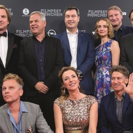 Filmfest München - Der Ministerpräsident mischte sich unter das Team des Eröffnungsfilms 2018, »Mackie Messer - Brechts 3Groschenfilm« Poster