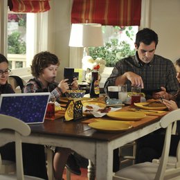 Modern Family - Season 2 Poster